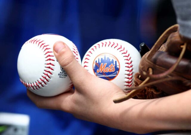 Um torcedor espera por assinaturas antes do jogo entre o New York Mets e o Atlanta Braves no Citi Field em 03 de maio de 2022, no bairro de Flushing, no bairro de Queens, na cidade de Nova York.