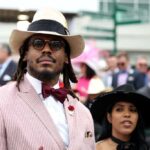 LOUISVILLE, KENTUCKY - 07 DE MAIO: O jogador da NFL Cam Newton assiste a uma corrida undercard antes da corrida do 148º Kentucky Derby em Churchill Downs em 07 de maio de 2022 em Louisville, Kentucky.