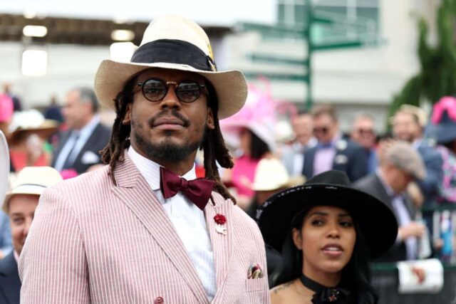 LOUISVILLE, KENTUCKY - 07 DE MAIO: O jogador da NFL Cam Newton assiste a uma corrida undercard antes da corrida do 148º Kentucky Derby em Churchill Downs em 07 de maio de 2022 em Louisville, Kentucky.