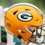 GREEN BAY, WISCONSIN - 29 DE OUTUBRO: Um detalhe de um capacete do Green Bay Packers contra o Minnesota Vikings durante o segundo quarto no Lambeau Field em 29 de outubro de 2023 em Green Bay, Wisconsin.
