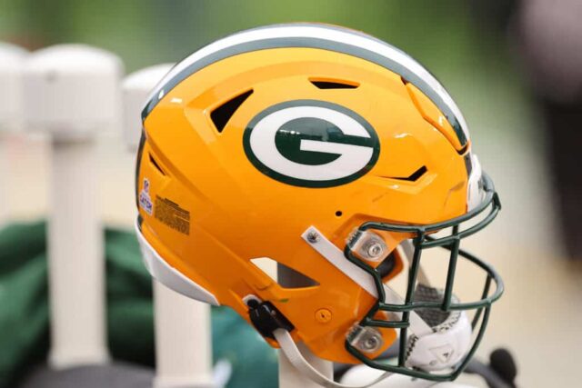 GREEN BAY, WISCONSIN - 29 DE OUTUBRO: Um detalhe de um capacete do Green Bay Packers contra o Minnesota Vikings durante o segundo quarto no Lambeau Field em 29 de outubro de 2023 em Green Bay, Wisconsin.