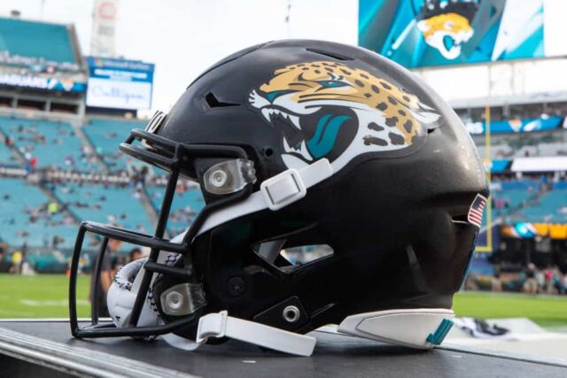 Uma visão detalhada de um capacete do Jacksonville Jaguars durante o jogo entre o Indianapolis Colts e o Jacksonville Jaguars em 29 de dezembro de 2019 no TIAA Bank Field em Jacksonville, Flórida.