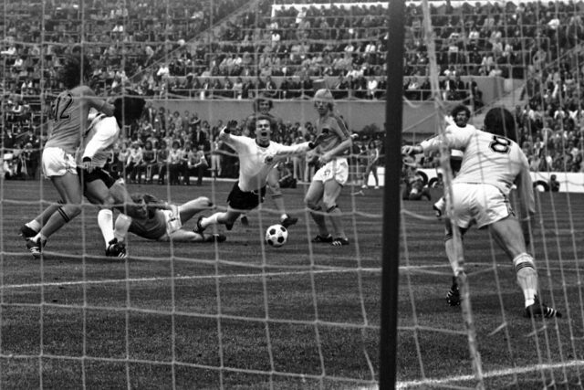 Bernd Hölzenbein, campeão mundial com a Alemanha em 1974, morre