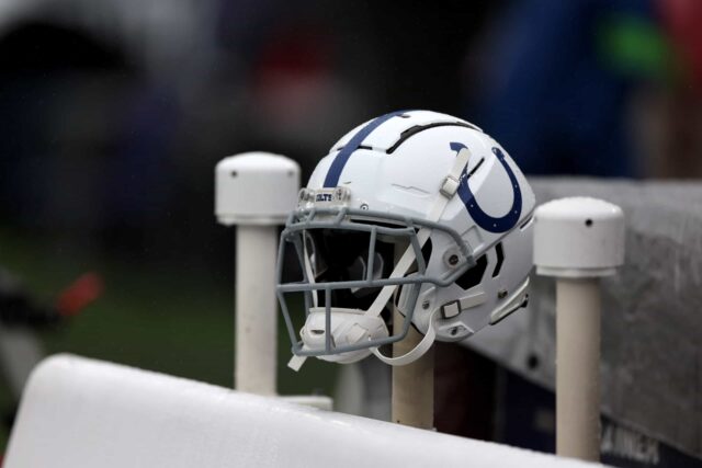 BALTIMORE, MARYLAND - 24 DE SETEMBRO: Um capacete do Indianapolis Colts fica no banco antes do início do jogo Colts e Baltimore Ravens no M&T Bank Stadium em 24 de setembro de 2023 em Baltimore, Maryland.