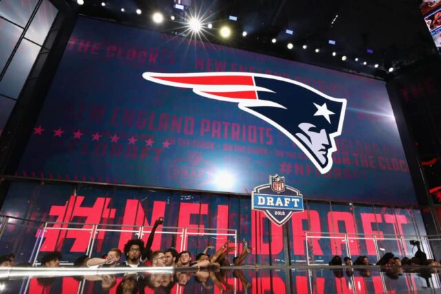 ARLINGTON, TX - 26 DE ABRIL: O logotipo do New England Patriots é visto em uma placa de vídeo durante a primeira rodada do Draft da NFL 2018 no AT&T Stadium em 26 de abril de 2018 em Arlington, Texas.
