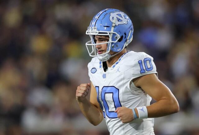 ATLANTA, GEÓRGIA - 28 DE OUTUBRO: Drake Maye # 10 do North Carolina Tar Heels reage após passar para um touchdown contra o Georgia Tech Yellow Jackets durante o segundo quarto no Bobby Dodd Stadium em 28 de outubro de 2023 em Atlanta, Geórgia.