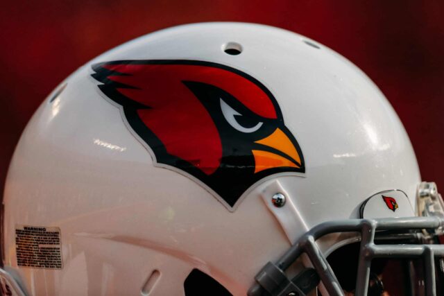 Um capacete do Arizona Cardinals fica de lado durante o segundo tempo do jogo contra o Kansas City Chiefs no Arrowhead Stadium em 11 de novembro de 2018 em Kansas City, Missouri.