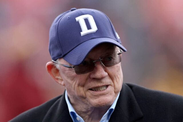 O proprietário do Dallas Cowboys, Jerry Jones, entra em campo antes do jogo contra o Washington Commanders no FedExField em 7 de janeiro de 2024 em Landover, Maryland.