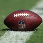 Uma visão detalhada de uma bola de futebol da NFL é vista no M&T Bank Stadium em 18 de setembro de 2022 em Baltimore, Maryland.