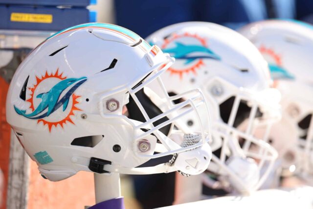 Detalhe de um capacete do Miami Dolphins antes do jogo contra o Chicago Bears no Soldier Field em 6 de novembro de 2022 em Chicago, Illinois