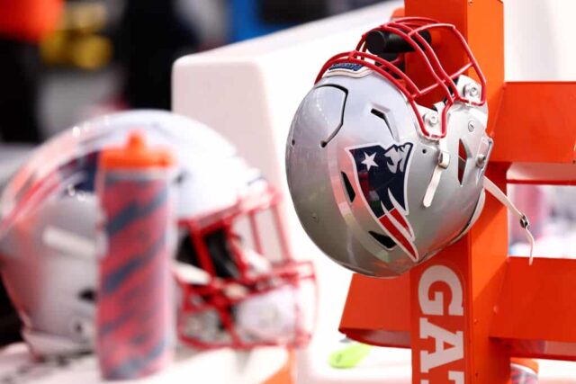 Um capacete do New England Patriots no banco durante o jogo contra o Buffalo Bills no Gillette Stadium em 22 de outubro de 2023 em Foxborough, Massachusetts.