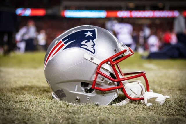 O capacete do New England Patriots fica de lado após o jogo do NFL AFC Championship contra o Kansas City Chiefs em 20 de janeiro de 2019 no Arrowhead Stadium em Kansas City, Missouri.