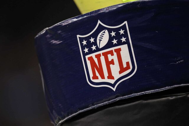 O logotipo do escudo da NFL na trave do Louisiana Superdome em 9 de setembro de 2010 em Nova Orleans, Louisiana.