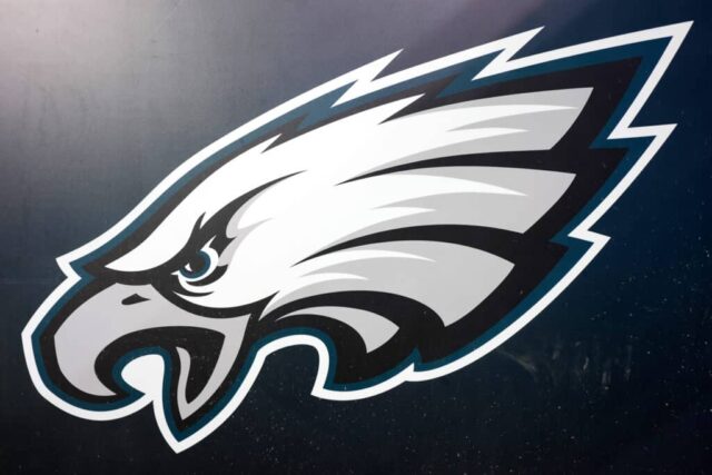 Uma visão geral do logotipo do Philadelphia Eagles antes de um jogo contra o New York Giants no jogo NFC Divisional Playoff no Lincoln Financial Field em 21 de janeiro de 2023 na Filadélfia, Pensilvânia.