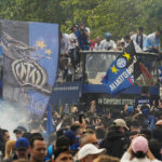 Inter comemora Scudetto nas ruas... e Dumfries faz bagunça com faixa contra Theo
