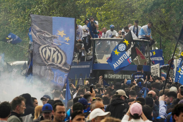 Inter comemora Scudetto nas ruas... e Dumfries faz bagunça com faixa contra Theo