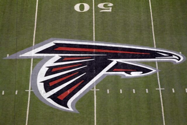 Um detalhe do logotipo do Atlanta Falcons é visto na linha de 50 jardas contra o Green Bay Packers durante o jogo dos playoffs divisionais da NFC de 2011 no Georgia Dome em 15 de janeiro de 2011 em Atlanta, Geórgia.