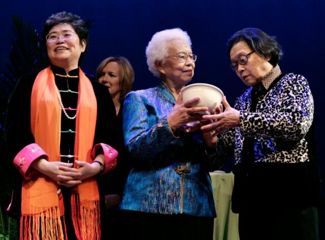 Gao Yaojie recebendo o prêmio anual ital Voices em 2007. Ela está no palco à direita.  À esquerda estão Xie Lihua, fundadora e editora da revista Rural Women Knowing All e secretária-geral do Centro de Desenvolvimento para Mulheres Rurais em Pequim, e Wang Xingjuan (centro), fundadora de um instituto não governamental de pesquisa sobre mulheres.