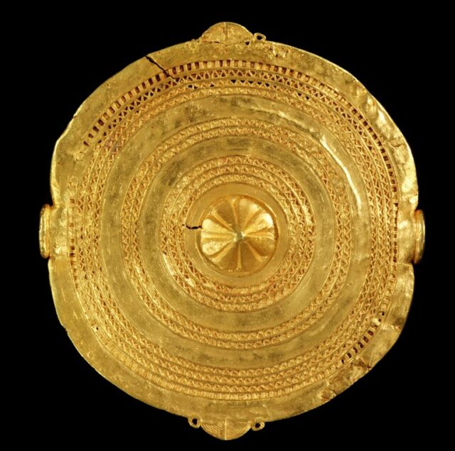 Uma vista de um distintivo de ouro fundido, usado pelos Asantehene 