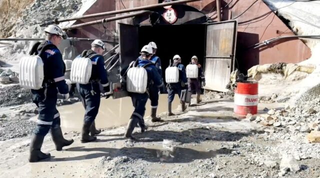 Equipes de resgate participam de operação de busca na tentativa de salvar 13 mineiros, que ficaram presos na mina de ouro Pioneer após queda de pedras, na região de Amur, na Rússia