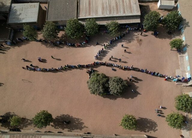 Uma visão de drone de pessoas fazendo fila para votar na assembleia de voto em Ndiaganiao, em Mbour, Senegal