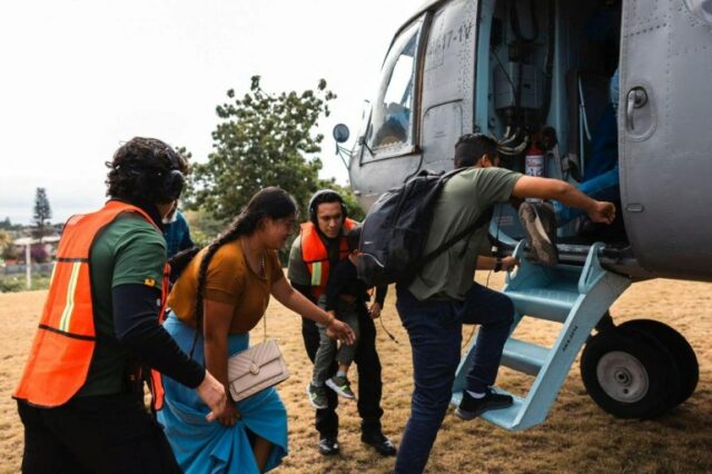 Cidadãos mexicanos embarcam em um helicóptero enquanto são evacuados do Haiti por pessoal da Marinha Mexicana, em Porto Príncipe, na segunda-feira.  (Foto de folheto do Ministério das Relações Exteriores do México via Reuters)