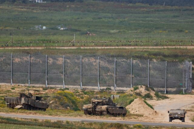 Veículos militares israelenses mantêm posição, em meio ao conflito em curso entre Israel e o grupo islâmico palestino Hamas, perto da fronteira Israel-Gaza, visto de Israel, 4 de abril de 2024. REUTERS/Hannah McKay