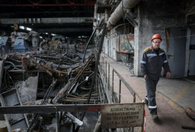 Um trabalhador caminha em uma usina termelétrica danificada pelo recente ataque com mísseis russos, em meio ao ataque da Rússia à Ucrânia, em um local não revelado da Ucrânia, em 8 de abril de 2024. REUTERS/Gleb Garanich