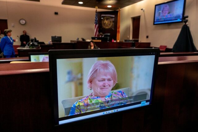 Olga Solovey aparece chorando em uma tela de vídeo no tribunal.