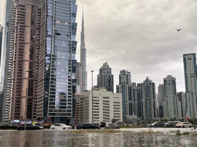 Dubai inundada depois que os Emirados Árabes Unidos recebem chuva equivalente ao ano em horas