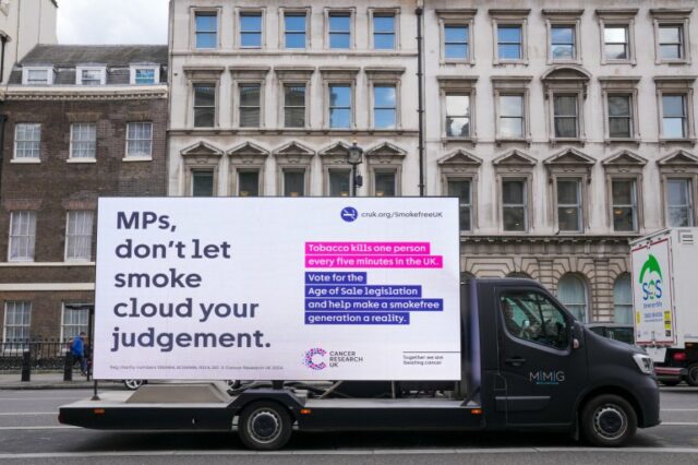 Um anúncio sobre a legislação Age of Sale é visto em Westminster, em Londres