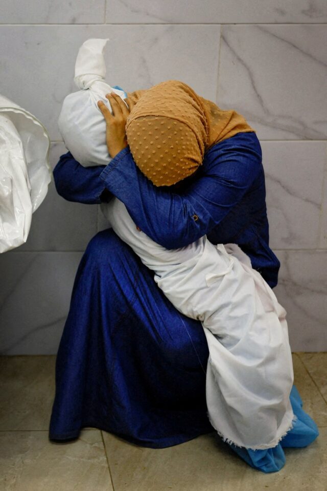 Mulher palestina Inas Abu Maamar, 36, abraça o corpo de sua sobrinha Saly, de 5 anos