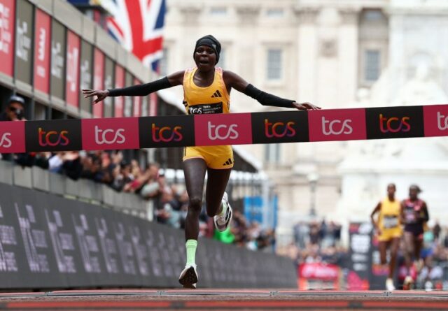 Atletismo - Maratona de Londres - Londres, Grã-Bretanha - 21 de abril de 2024 A queniana Peres Jepchirchir cruza a linha de chegada para vencer a corrida de elite feminina REUTERS/Matthew Childs