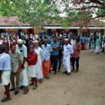 Pessoas fazem filas enquanto esperam para votar em uma seção eleitoral durante a segunda fase das eleições gerais na vila de Eramalloor, no estado de Kerala, no sul da Índia, em 26 de abril de 2024.
