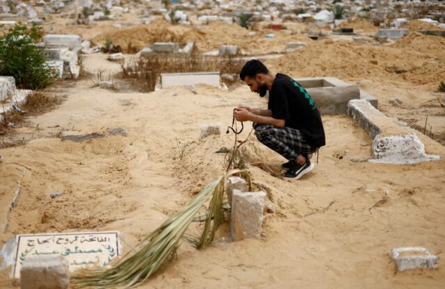 Tio de Sabreen Jouda em seu túmulo em Gaza