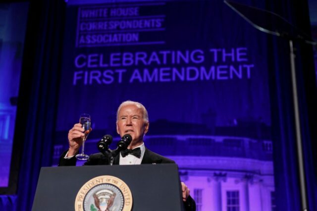 O presidente dos EUA, Joe Biden, faz um brinde durante o jantar da Associação de Correspondentes da Casa Branca em Washington, EUA, 27 de abril de 2024. REUTERS/Tom Brenner