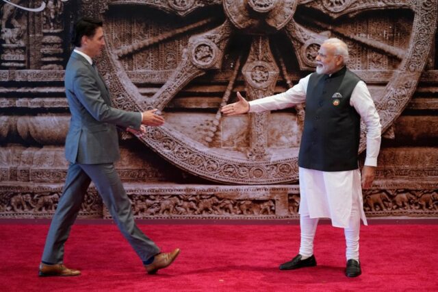 (ARQUIVOS) O primeiro-ministro da Índia, Narendra Modi (R), aperta a mão do primeiro-ministro do Canadá, Justin Trudeau, antes da Cúpula dos Líderes do G20 em Nova Delhi, em 9 de setembro de 2023. O Canadá, em 18 de setembro, acusou o governo da Índia de envolvimento no assassinato de um canadense Líder sikh perto de Vancouver em junho passado, provocando expulsões diplomáticas na mesma moeda depois que Nova Delhi rejeitou a acusação como 