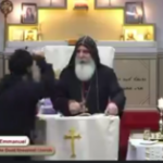 Homem esfaqueia padre durante sermão (VÍDEO)