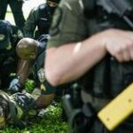 ASSISTIR polícia dá choque em manifestante pró-Palestina em faculdade dos EUA