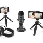 Foto de marketing de produto para o estúdio móvel Rode Go:Podcast.  No centro está um microfone de mesa, ladeado por dois smartphones em minitripés (mostrando o vídeo do podcast em suas telas) e um par de fones de ouvido.