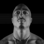 Foto do falecido Tupac Shakur, olhando para a câmera contra um fundo preto com sutis linhas horizontais cinza.