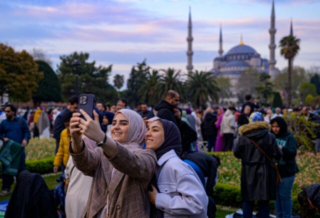 Fiéis muçulmanos se preparam para participar de uma oração matinal no primeiro dia do Eid al-Fitr, que marca o fim do mês sagrado de jejum do Ramadã, na Mesquita Azul de Istambul, em 21 de abril de 2023 (Yasin Akgul/AFP)