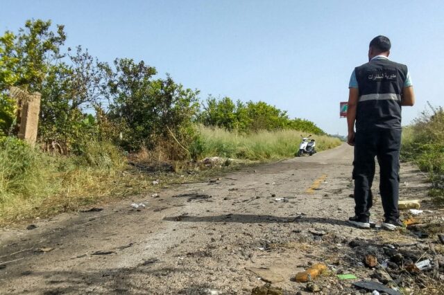 Um membro do serviço de inteligência libanês no local de um ataque israelense a um veículo na área da planície de Adloun