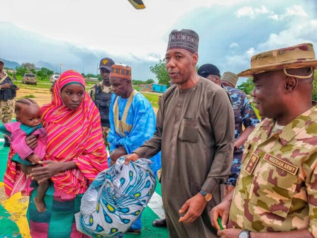 Menina de Chibok recentemente libertada fica com o governador de Borno, Babagana Zulum