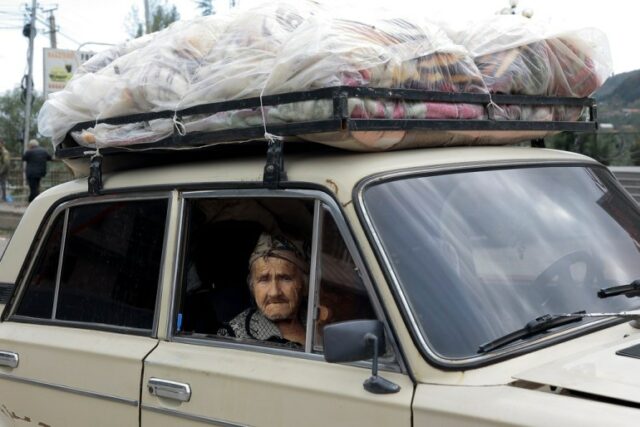 Uma mulher de etnia armênia está sentada em um carro