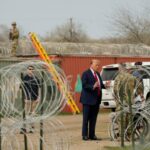 O ex-presidente republicano Donald Trump conversa com o major-general Thomas Suelzer, ajudante-geral do Estado do Texas, em Shelby Park durante uma visita à fronteira EUA-México, quinta-feira, 29 de fevereiro de 2024