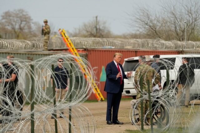 O ex-presidente republicano Donald Trump conversa com o major-general Thomas Suelzer, ajudante-geral do Estado do Texas, em Shelby Park durante uma visita à fronteira EUA-México, quinta-feira, 29 de fevereiro de 2024
