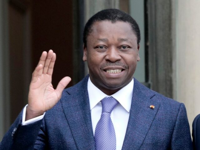 O presidente do Togo, Faure Gnassingbe, acena antes de um almoço de trabalho no Palácio do Eliseu, em Paris