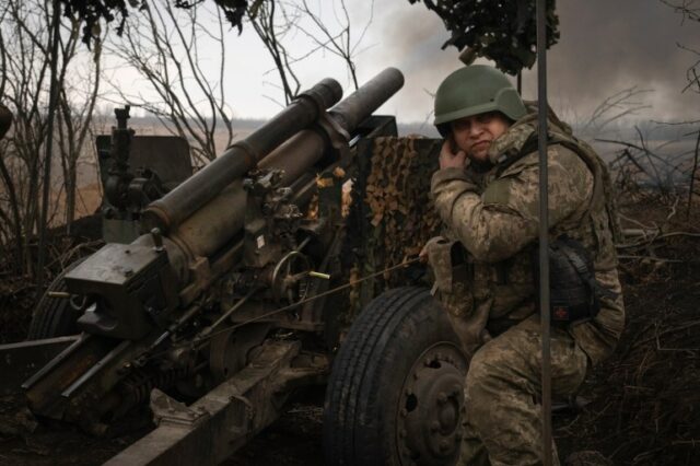 Soldados ucranianos da 71ª Brigada Jaeger disparam um obus M101 contra posições russas na linha de frente