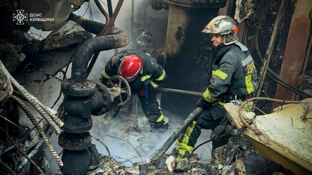 Nesta foto fornecida pelo Serviço de Emergência Ucraniano, equipes de emergência apagam um incêndio após um ataque russo à usina termelétrica de Trypilska em Ukrainka, região de Kiev, Ucrânia